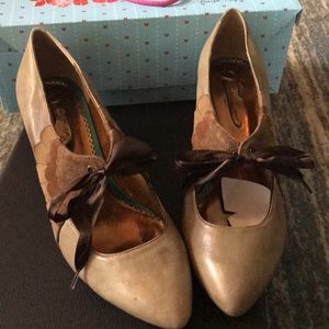 Shoes tan pumps